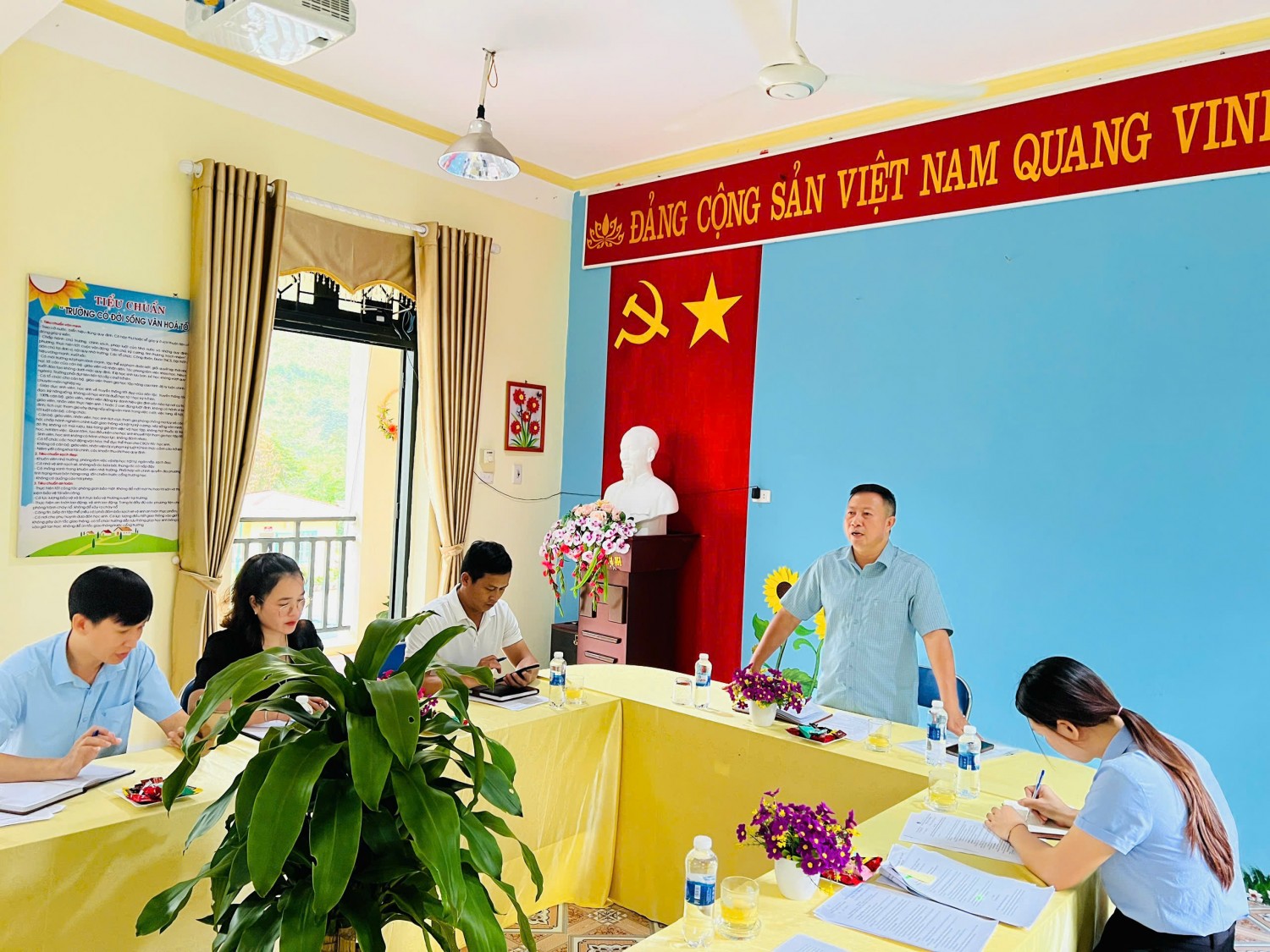 Đ/c: Trần Thế Hoàn Phó Chủ tịch UBND xã chỉ đạo, định hướng từ lãnh đạo nhằm hoàn thiện các tiêu chí trường chuẩn quốc gia.
